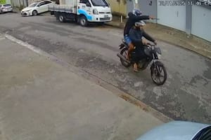 Intentaron robarle con un arma, los atropelló y dio marcha atrás para liquidarlos