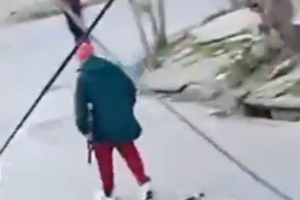 Un prestamista caminaba por la calle con una ametralladora para amenazar a sus deudores