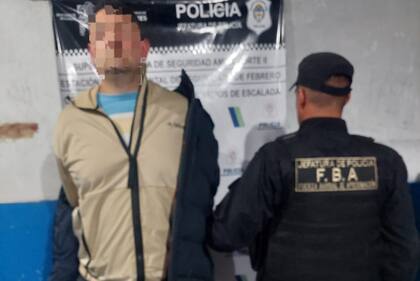 Dos detenidos acusados de amenazar a gente con ametralladoras