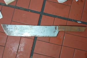 Caminaban por los techos de un hotel, arrojaban paquetes de droga y amenazaron a un inquilino