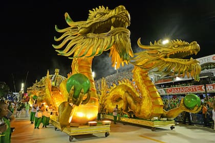 Dos dragones encabezan la procesión de la escuela de samba Imperio Serrano