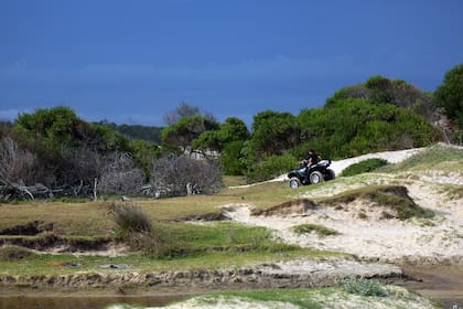 Dos efectivos de la prefectura uruguaya rastrearon la zona donde se vio a Lola Chomnalez por última vez