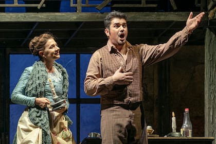 Dos elencos realizarán las nueve funciones programadas de la ópera: Verónica Cangemi y Alexandra Grigoras (Mimí), Saimir Pirgu y Galeano Salas (Rodolfo), Alfonso Mujica y Armando Noguera (Marcello), Giuliana Gianfaldoni y María Belén Rivarola (Musetta), Fernando Radó y Emiliano Bulacios (Colline), Juan Font y Felipe Carelli (Shaunard)