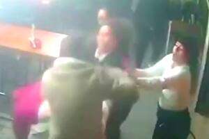 Dos empleadas de una cervecería ubicada en la localidad bonaerense de Rafael Castillo, partido fueron violentamente atacadas por dos clientes que intentaron abandonar el lugar sin pagar lo consumido.