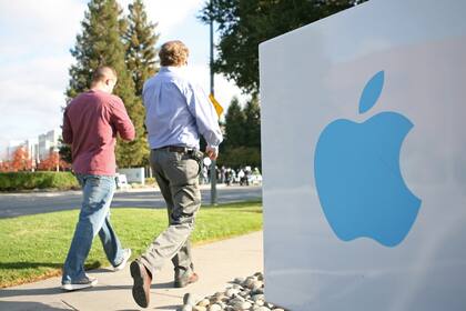 Dos empleados caminan por las calles de la oficina central de Apple en Cupertino, California