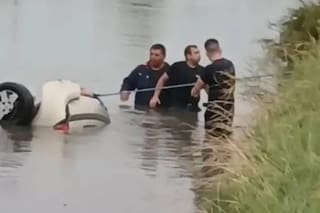 Dos empleados de la Justicia rionegrina murieron tras caer en auto en un canal de agua