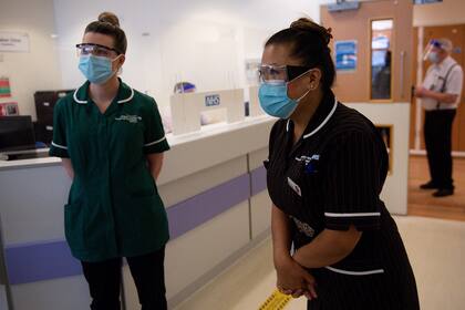 Dos enfermeras en la clínica de vacunación de Covid-19 en el Hospital Universitario de Coventry en el área de Walsgrave en Sowe de Coventry, West Midlands, Gran Bretaña, el 12 de febrero de 2021