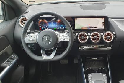 Dos enormes pantallas integradas dominan el interior del Mercedes-Benz EQA