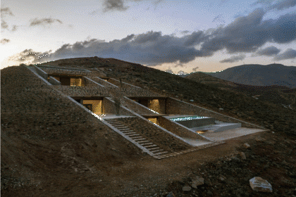 Dos escaleras, una exterior y otra interior, conectan los niveles de la casa NCaved