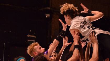 Dos escenas de Categoría mosquito, obra en que los actores también son atletas