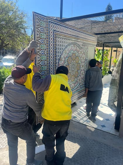“Dos especialistas vinieron desde Marruecos y trabajaron con nuestro equipo, fue una experiencia tremenda. Ellos hablaban en marroquí y nuestras cuadrillas solamente en español, así que se comuncaban con señas, pero aprendieron a picar cada mosaico, a armar los patrones en el piso y después a darlos vuelta, un trabajo muy artesanal”, explica Cantera
