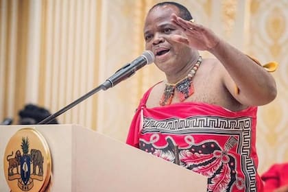 Dos esposas del monarca escaparon del país, aunque una de ellas volvió