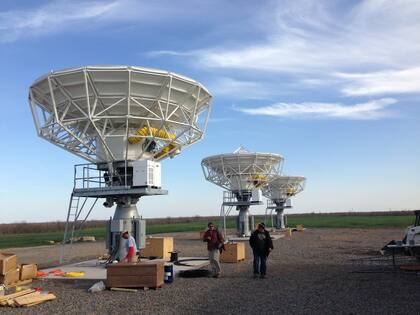 Dos estaciones terrestres de recepción de señales satelitales de O3b
