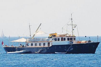 Dos estilos diferentes para unas vacaciones de ensueño: el barco de la princesa Carolina tiene el encanto de los años 30, mientras que el de los reyes Guillermo y Máxima es el superyacht más pequeño y lujoso del mundo.