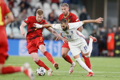 Dos estrellas: el belga Kevin De Bruyne (y Toby Alderweireld) luchan por el balón con el francés Karim Benzema, durante la semifinal de la Liga de Naciones entre Bélgica y Francia en el estadio Allianz