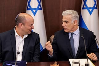 Dos ex primeros ministros israelíes acuerdan fusionar partidos contra Netanyahu