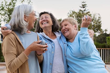 Dos expertos en longevidad enseñan siete reglas para mantener la mente ágil, el cuerpo en movimiento y relaciones significativas