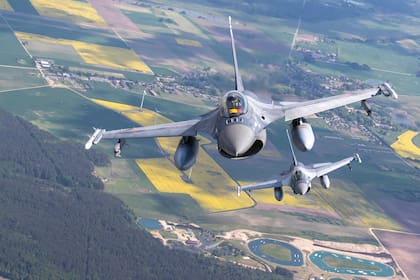 Dos F-16 de la Fuerza Aérea de Rumanía participan en una patrulla aérea de la OTAN en el espacio aéreo lituano. Zelensky pide más aviones a Occidente para una eficaz contraofensiva.