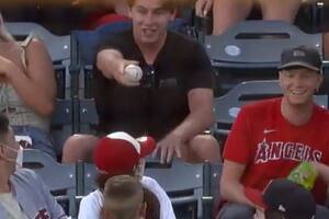 Dos fanáticos protagonizaron un momento conmovedor en un juego de la Major League Baseball entre los Royals y los Angels
