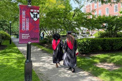 Dos graduadas del Harvard Business School, en el campus de la universidad.