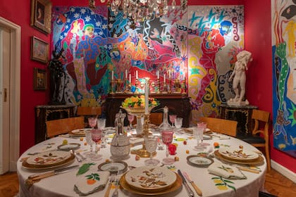 Dos grande dibujos de Amparo Viau enmarcan la mesa de comedor. En los ángulos, dos esculturas de Luciano Garbati sobre sendos rinconeros franceses del siglo XVIII.