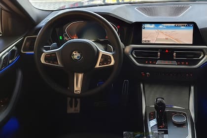 Dos grandes pantallas sirven para tener toda la información del vehículo y de entretenimiento del BMW 430i
