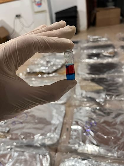 Dos hallazgo en un ómnibus: Descubrieron un doble fondo dentro de asaderas con 20 kilos de pasta base y detectaron 47 kilos de cocaína entre mantas (Prensa Gendarmería)