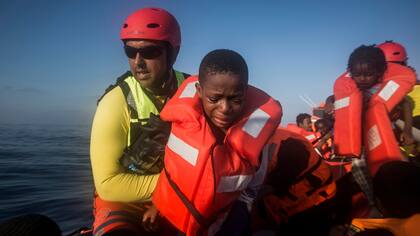 Dos hermanos nigerianos no encuentran consuelo tras la muerte de su madre en medio de un viaje para cruzar el Mediterráneo