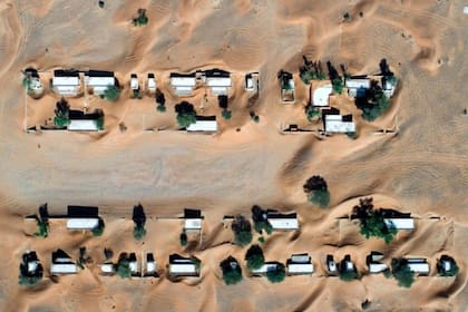 Dos hileras de casas y una mezquita, todas cubiertas parcialmente por las dunas. De esta manera está conformado Al Madam, un pueblo fantasma tragado por el desierto que se ubica a apenas 60 kilómetro de Dubái.