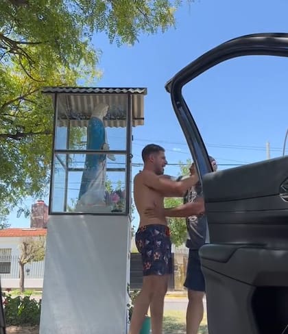 Dos hinchas, que no se conocían previamente, se fundieron en un abrazo tras la obtención del título de la selección argentina