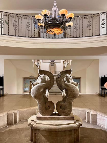 Dos Hipocampos (1946) en el hall del segundo piso del Jockey Club.