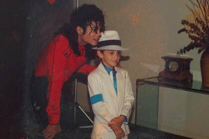 Jackson junto a Robson, uno de los niños que solían frecuentar su rancho Neverland