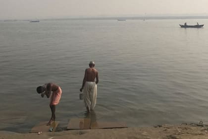 Dos hombres bañándose en el Ganges
