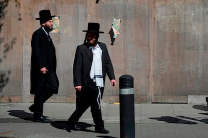 Dos hombres caminan por Londres el jueves 30 de abril de 2026, cerca del lugar donde dos personas fueron apuñaladas recientemente en el barrio de Golders Green, que cuenta con una gran comunidad judía