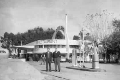 Dos hombres posan al lado de los surtidores de la estación de servicio de Atalaya en algún momento de la década de 1940.