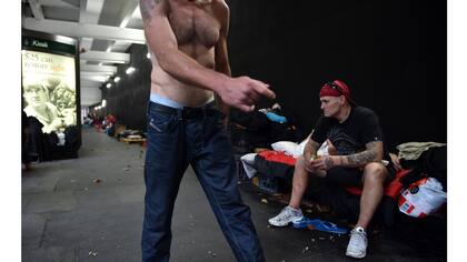 Dos hombres sin hogar en el refugio en el centro de Sidney