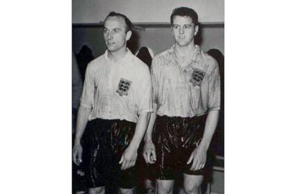 Dos ingleses empapados, después de un Argentina-Inglaterra suspendido por lluvia en 1953