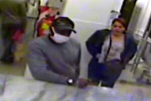 Dos integrantes de la banda en la recepción de uno de los hoteles donde estuvo alojada la "mula" de los Estados Unidos