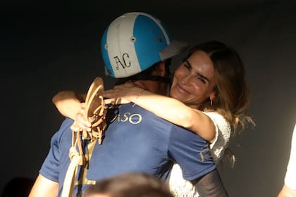Dos integrantes de la familia están en la cancha, pero hay más afuera: María Vázquez disfruta en los palenques los éxitos de su marido y su hijo.