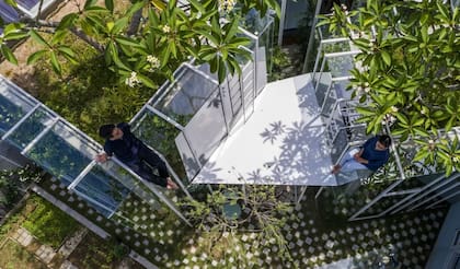 Dos integrantes del estudio que diseñó la casa se animan a sentarse en las alturas