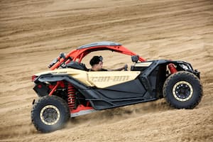 Dos jóvenes a bordo de un UTV sin casco en la zona de La Frontera, en Pinamar