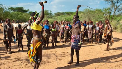 Dos jóvenes de la tribu Fulani se enfrentan pegándose latigazos hasta que uno de ellos se rinde.