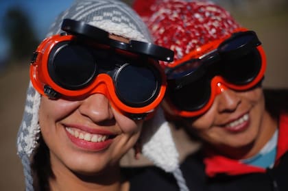 Dos jovenes disfrutan el eclipse solar en La población en el Valle de Traslasierra, Córdoba