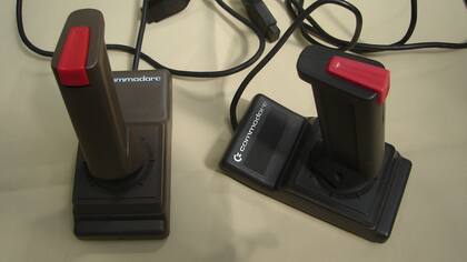 Dos joysticks, para los juegos de la Commodore 64