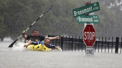 Dos katakistas intentas remar contra la corriente en Houston, Texas
