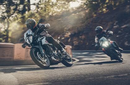 Dos KTM 390 Adventure en el asfalto: control de tracción y ABS para aportar seguridad activa