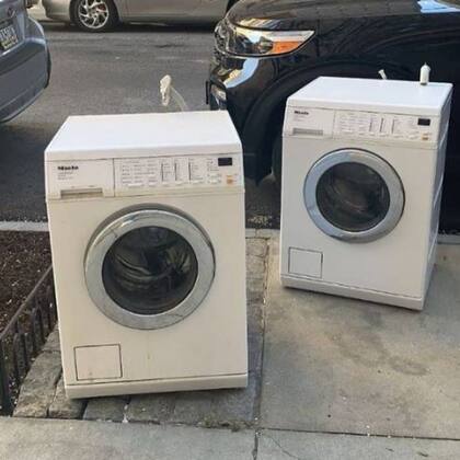 Dos lavarropas en la intersección de la Quinta Avenida y calle 8, en Mantattan