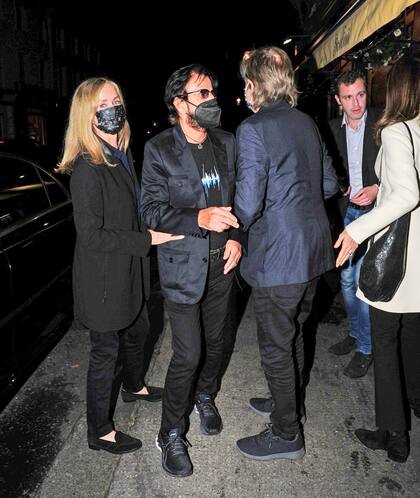 Dos leyendas se saludan.  Paul McCartney y su mujer, Nancy Shevell, se juntaron a cenar con Ringo Starr y su esposa, Barbara Bach, en el restaurante Scalini, ubicado en Londres