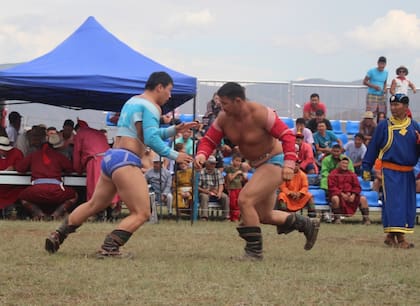 Dos luchadores de bökh en el festival Naadam, en Nalaikh