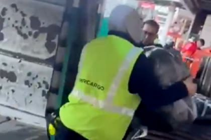 Dos maleteros de Intercargo que se hicieron virales en las últimas horas por imágenes en las que maltratan el equipaje de pasajeros en el Aeropuerto Internacional Jorge Newbery